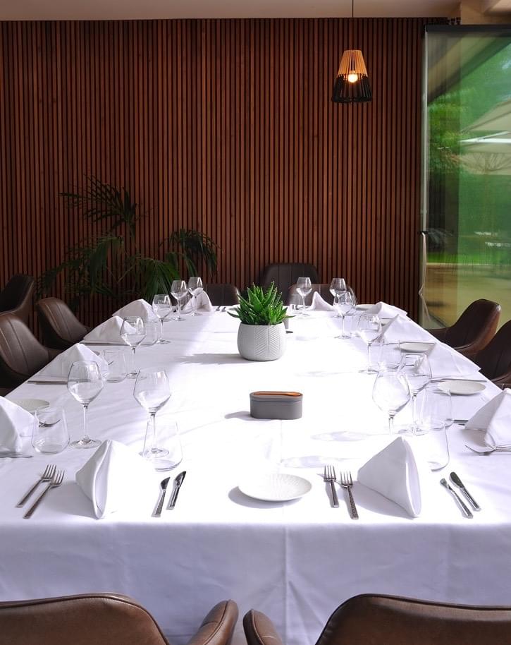 Photo d'une table dressée pour un rendez-vous professionnel